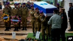 FILE - Prosesi pemakaman Sersan Staf. Birhanu Kassie di pemakaman militer Gunung Herzl, Yerusalem, Minggu, 24 Desember 2023. (AP/Ohad Zwigenberg)