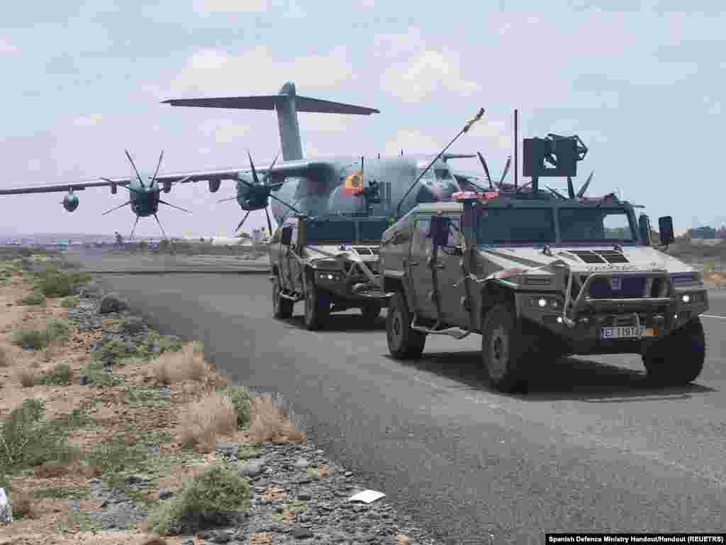 ဆူဒန်နိုင်ငံ၊ ခါတွန်မြို့တော်ကနေ စပိန်သံဝန်ထမ်းတွေ၊ စပိန်နိုင်ငံသားတွေကို တင်ဆောင်ပြီး ထွက်ခွာမယ့် လေယာဉ်ကို စပိန် စစ်လေယာဉ်တွေခြံရံပြီး လေယာဉ်ပြေးလမ်းမှာ တွေ့ရတာပါ။ (ဧပြီ ၂၃၊ ၂၀၂၃)