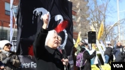 支持中国民运会会长吴温温女士在现在发表演说。(美国之音 张真瑜)