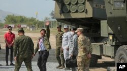 菲律宾总统小马科斯在菲律宾北部赞巴莱斯省海军基地举行的“肩并肩”联合军演中。(资料照片,2023年4月26日)