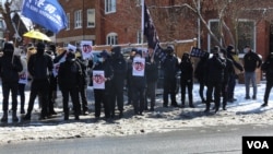 3月23日,在中国驻多伦多领事中心前举行的“反23条”的抗议活动中,有人打出了“香港独立”的标语。(美国之音 张真瑜)