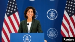 美国商务部长吉娜·雷蒙多在上海浦东机场附近参观上海波音航空改造维修工程有限公司时在记者会上讲话。(2023年8月30日)