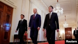 美国总统拜登与日本首相岸田文雄和菲律宾总统小马科斯在白宫东厅出席三边峰会。(2024年4月11日)