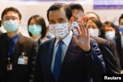 台湾前总统马英九离开台北桃园机场飞往上海。(2023年3月27日)