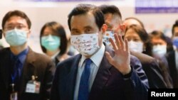 台湾前总统马英九离开台北桃园机场飞往上海。(2023年3月27日)