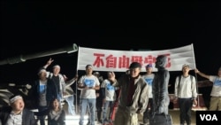 6月2日,加州自由雕塑公园纪念六四35周年活动的参与者还原六四前夜场景。 (美国之音 张木林)