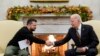 Presiden Joe Biden berjabat tangan dengan Presiden Ukraina Volodymyr Zelenskyy saat mereka bertemu di Ruang Oval Gedung Putih, Washington, D.C., Selasa, 12 Desember 2023. (AP/Evan Vucci)