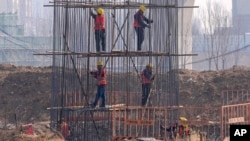 资料照:中国河北雄安一处建筑工地的工人在施工(2024年3月14日)