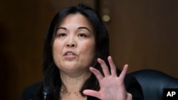 资料照片:时为拜登总统提名的美国劳工部副部长人选的苏维思在参议院健康、教育、劳工与养老金事务委员会的提名确认听证会上讲话。(2021年3月16日)