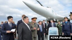 朝鲜领导人金正恩在俄罗斯国防部长绍伊古陪同下参观符拉迪沃斯托克军事基地的核轰炸机。(2023年9月16日)