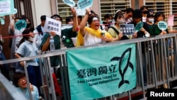 资料照:台湾民众聚集在台北的立法院外表达自己的政治意愿。(2024年5月24日)