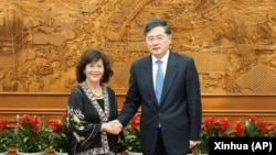 中国外长秦刚在北京会晤联合国秘书长缅甸问题特使海泽(Noeleen Heyzer) 。(2023年5月1日)