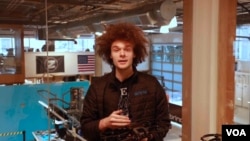 总部在西雅图的无人机公司BRINC的创始人、曾在大疆实习的布莱克·瑞斯尼克(Blake Resnick)向美国之音展示BRINC的无人机。