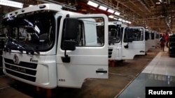 中国西安的陕西汽车集团工厂生产线上的卡车。(2023年5月17日)