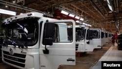 资料照片:中国西安的陕西汽车集团工厂生产线上的卡车。(2023年5月17日)