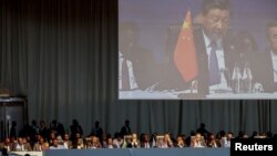 中国领导人习近平在南非约翰内斯堡举行的金砖国家领导人峰会上讲话。(2023年8月24日)