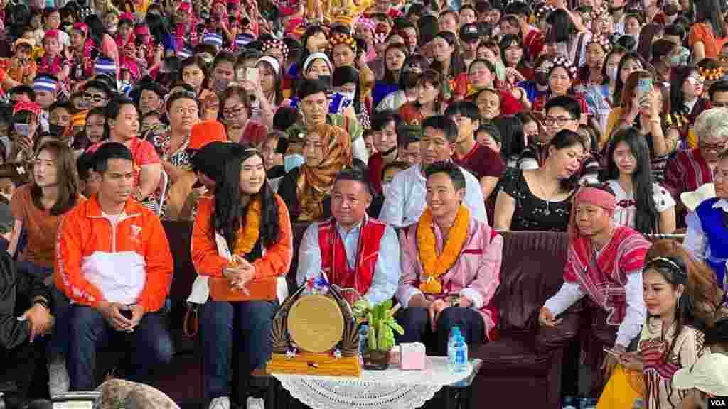 သြဂုတ်လ ၂၇ -- ကရင့်ရိုးရာလက်ချည်ပွဲကို တက်ရောက်နေတဲ့ Move Forward Party ရဲ့ ခေါင်းဆောင် Pita Limjaroenrat -- ဓါတ်ပုံ (မညိုညိုလွင် - VOA)