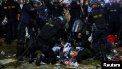 California တက္ကသိုလ်က ဂါဇာစစ်ဆန့်ကျင်ရေး ဆန္ဒပြကျောင်းသားတွေကို ရဲတပ်ဖွဲ့ ဖယ်ရှားဖမ်းဆီးနေစဉ် (မေ ၂၊ ၂၀၂၄)