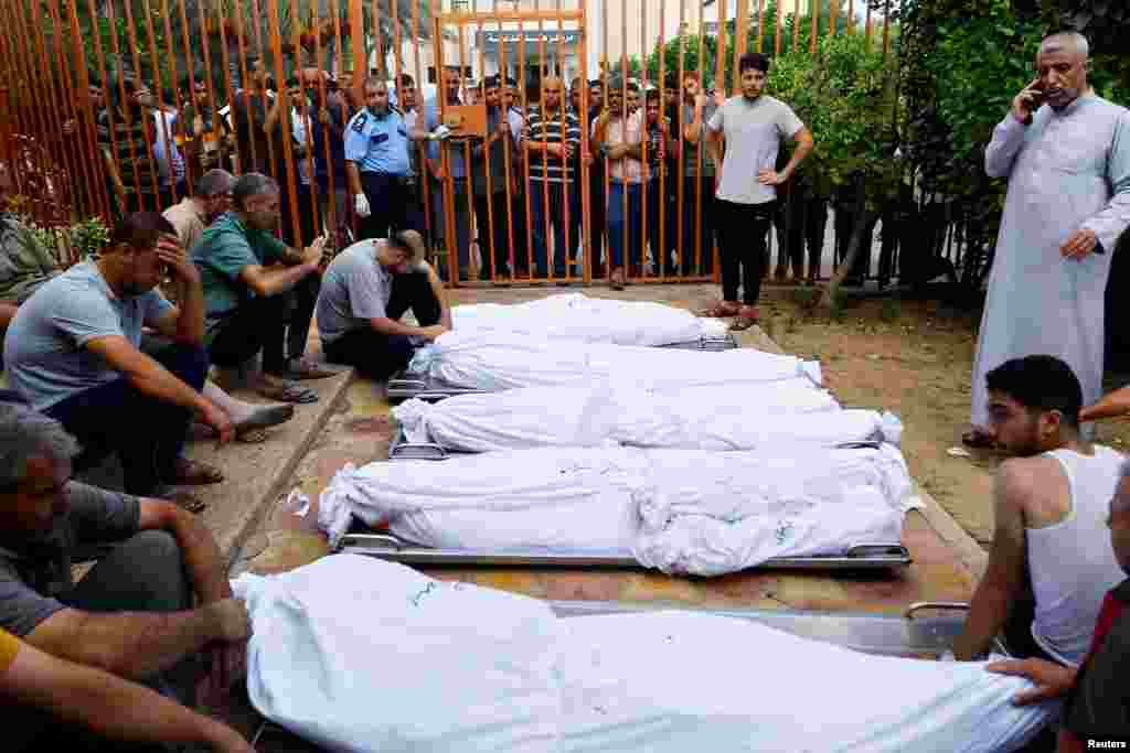 Những người đưa tang trong lễ tang của các thành viên người Palestine trong gia đình al-Agha, thiệt mạng trong các cuộc tấn công của Israel, tại Khan Younis ở phía nam Dải Gaza, ngày 11 tháng 10 năm 2023.  