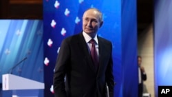 俄罗斯总统普京在莫斯科出席俄罗斯工业家和企业家联盟年度代表大会并发表讲话。(2024年4月25日)