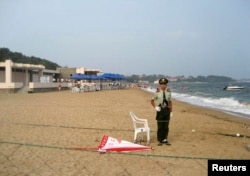 资料照:在河北省北戴河只供中国政府官员使用的私人海滩上,一名士兵在警戒执勤。