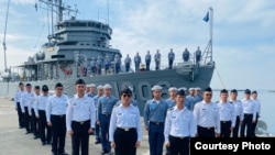 位于高雄、已退伍的前台湾海军扫雷舰舰长叶姸伶(中)曾是舰上唯一的女生(照片提供:叶姸伶)