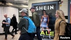 英国伦敦市民走过地铁走道旁中国便宜服装品牌Shein的广告牌。(2024年3月8日)
