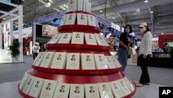在北京举办的中国国际服务贸易交易会展厅里摆放的中国领导人习近平著作《习近平谈治国理政》。(2022年8月31日)
