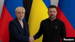 乌克兰总统弗拉基米尔·泽连斯基在基辅会晤斯洛文尼亚总统娜塔莎·皮尔茨·穆萨尔。(2024年6月28日)