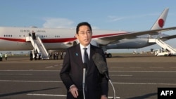 日本首相岸田文雄在乘坐飞机前往美国出席美日韩峰会前在东京的羽田国际机场发表讲话。(2023年8月17日)