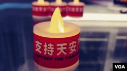 在港版国安法下,香港有前区议员派发电子蜡烛,希望唤起港人的六四记忆。(高锋摄)