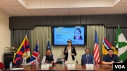 5月31日,加拿大华裔人权活动人士盛雪(中间站立者)在洛杉矶台湾会馆举行的抗议中国暴政的研讨会上发表演讲。