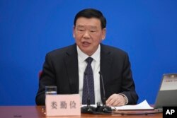 全国人大会议发言人娄勤俭在人大会议举行前的一个记者会上讲话。(2024年3月4日)