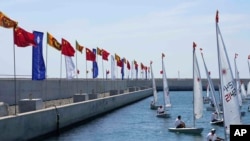 资料照片:2022年1月9日,中国外交部长王毅访问斯里兰卡科伦坡期间,中国资助的填海港口城项目竖起了中国和斯里兰卡的国旗。(美联社照片)