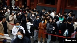 年轻人谋职难、挤爆寺庙祈福。(路透社2023年4月22日)