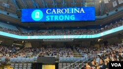 北卡罗莱纳大学教堂山分校2023年8月30日举行烛光守夜活动,悼念在数天前的枪击案中遇难的教授严资杰,大屏幕上显示着“北卡罗莱纳大学坚强”的字样。