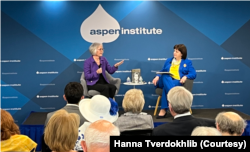 Колишня міністерка фінансів України Наталія Яресько модерує презентацію мемуарів Марі Йованович