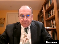 中国美国商会政策委员会主席罗斯(Lester Ross)(中国美国商会视讯记者会截图)