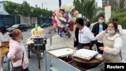 在上海街头叫卖糯米糕的小贩。(2023年5月21日)