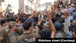 巴基斯坦旁遮普省萨戈达市的冲突现场的警察人员。(2024年5月25日)