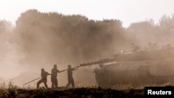 2024年6月5日,以色列士兵从加沙地带返回后清理坦克炮管,目前以色列和哈马斯在以色列-加沙边境附近持续发生冲突。(路透社照片)