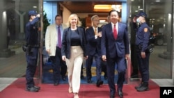 资料照:在台湾外交部发布的照片中,英国前首相利兹·特拉斯2023年5月16日抵达台湾桃园机场时,与台湾外交部长吴钊燮一起行走。