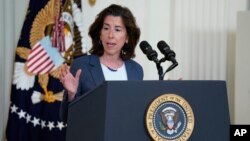 资料照片:2023年6月26日,美国商务部长雷蒙多在华盛顿白宫东厅举行的关于高速互联网基础设施的活动中发表讲话。(美联社照片)