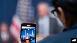 2023年5月16日,手机视频上看到的美国商务部负责出口执法的助理部长马修·阿克塞尔罗德在华盛顿司法部举行的新闻发布会上讲话。(美联社照片)