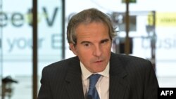 资料照片:国际原子能机构总干事格罗西在正式访问伊朗归来后在维也纳机场与媒体交谈。(2024年5月7日).