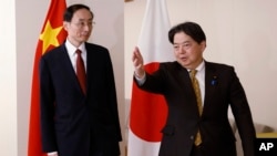 日本外相林芳正在东京日本外务省会晤到访的中国外交部副部长孙卫东。(2023年2月22日)