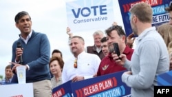 英国首相兼保守党领袖苏纳克(Rishi Sunak)在参观英格兰西南部的梅尔克沙姆镇足球俱乐部时与支持者交谈。英国议会选举定于今年7月4日举行。(2024年6月7日)