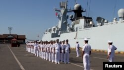 柬埔寨海军官员在一个与中国海军联合演习后在一个海军仪式上(资料照:2016年2月26日)