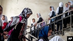 资料照片:阿富汗女童们在新学年开始的第一天在喀布尔一所学校上学。(2023年3月25日)