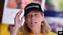 2023年10月23日,前美军飞行员杜根的妻子萨弗琳·杜根在悉尼唐宁中央法院外发表讲话。(美联社照片)